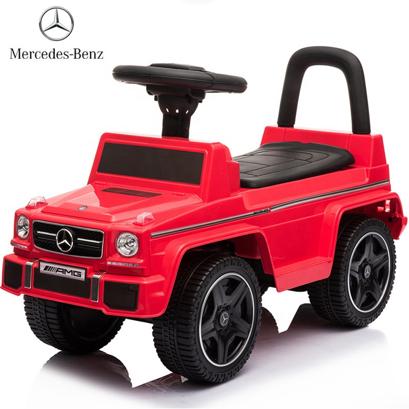 Macchinina giocattolo con licenza per bambini da guidare. I bambini cavalcano l'auto Baby Tolo Car Mercedes Benz